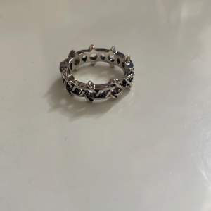 Silverring i zinc legering som har diametern 1,7 cm. Det går att lösa samfrakt. Köp gärna med köp nu!