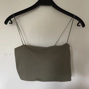 Grön tube topp - Jättefin grön tube topp från Gina Tricot i storlek S. Använd 2 gånger.