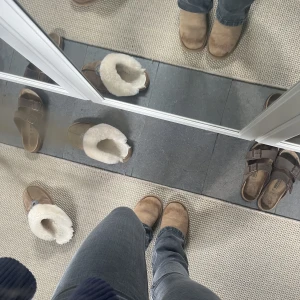 Jeans Zara - Ett par lågmidjade gråa jeans från zara i storlek 34. Passad inte riktigt mig då dem var väldigt lågmidjade i midjan, så därför säljer jag dem. Andra och tredje bilden är lånad. 