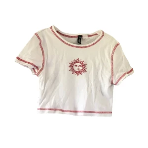 Graphic baby tee - Croppad T-shirt från hm. Knappt använd 