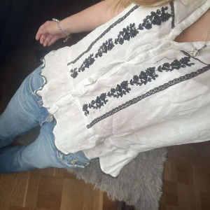 Indiska blus - Sjukt fin blus med svarta detaljer! 💓Bara använts ett fåtal gånger, skriv för fler bilder 💘 Står medium men passar mig som vanligtvis har xs-s