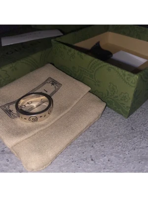 Gucci ghost ring - Ringen är äkta och är i storlek 10 och har stempen i in sidan av ringen. Kan mötas upp om köparen kan ta sig mig annars kan jag frakta med spår. Pris kan diskuteras vi snabb affär