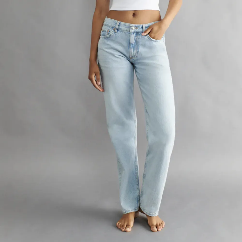 Säljer dessa lågmidjade jeans från Gina då de är förstora på mig. Använda två gånger.  Nypris 500kr säljer för 350kr +frakt. Jeans & Byxor.