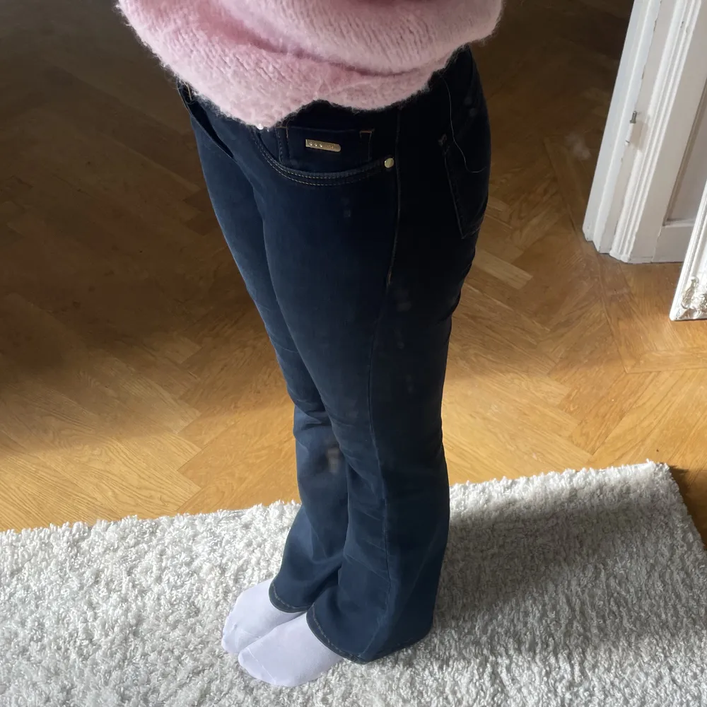 Intressekoll!! Mörkblå jeans från märket isay, nypris 1 199kr💗innerbenslängd: 76 cm, midjemått: 30 cm. Ganska stretchiga. Jeans & Byxor.