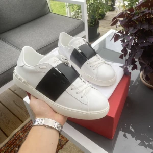 Valentino Open - Säljer ett par splitternya Valentino Opens, med svart stripe. Storlek 43,5, all OG. Nypris över 7K, mitt pris 3999kr.