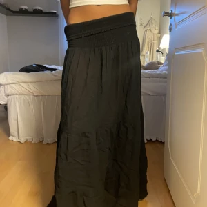 svart lång kjol - Säljer min svarta långkjol från calzedonia!! Går ända ner, 167cm💖
