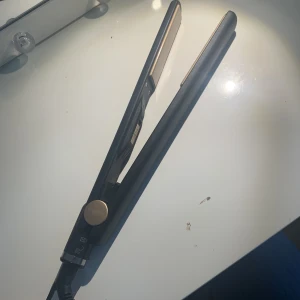 Platttång - En fin platttång som fungerar! De har ramlat av en del men den funkar jätte bra forfarande! Säljs pågrund av att ja inte andvänder den, köpt ifrån mediamarkt