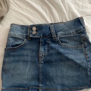 Lågmidjad jeanskjol - Säljer denna oanvända kjolen då den inte kommer till användning. 💗FINNS KVAR!!!!