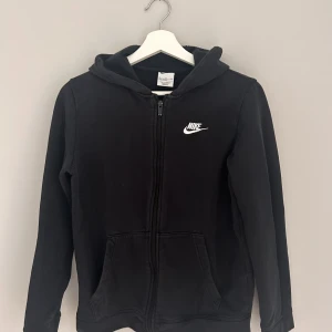 Nike zip-hoodie - Svart Nike zip-hoodie i bra skick. Tecken på användning finns (något urtvättad).