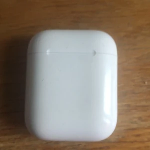 Air pods  - Ger bort dessa air pods då ena av dom  fungerar inte och därför kommer inte till användning.  Bara frakten som kommer kosta 