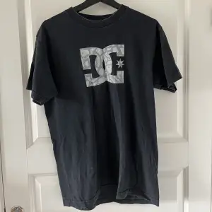 snygg DC tshirt som är använd men fortfarande utmärkt skick. Y2k vibe på den :)