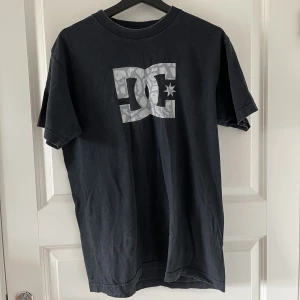 DC tröja  - snygg DC tshirt som är använd men fortfarande utmärkt skick. Y2k vibe på den :)