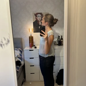 Jeans - Ett par oanvända ”Dobber jeans”. De är en mörk tvätt, de är mid rise i midjan. De är något för små för mig som normalt har storlek M i jeans.