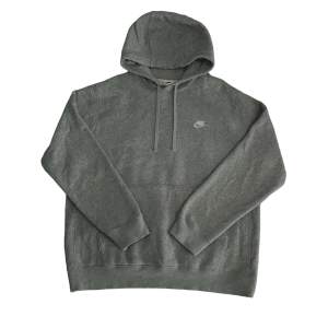 Grå nike hoodie i storlek M, mycket bra skick.