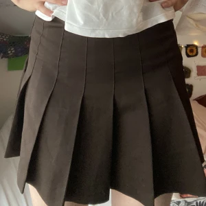 Jätte fin kjol ifrån weekday💘 - En jättesöt brun kjol i storlek 38💙