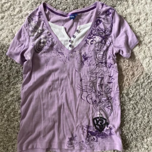 2000 tals tröja - En tröja som är lite 2000 tals vibes. Skriva gärna om du har frågor. Jag köpte denna secondhand men har inge stora defekter. Den har även små glitter strass på sig.💗💗är storlek L men känns mer som m.