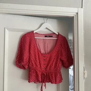 Prickig topp - Knappt använd från bikbok!