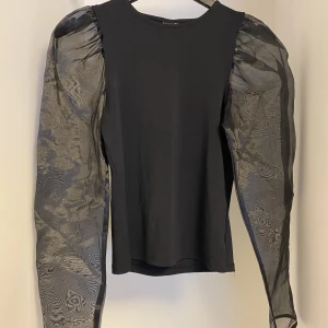 Blus💕 - En jätte snygg blus med coola puffärmar i storlek s💕💕
