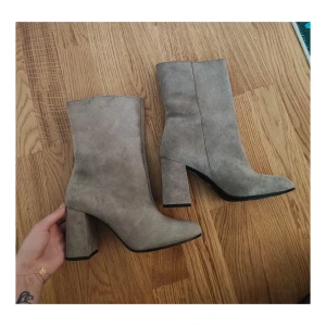 Stövlar Bianco stl 39 - Stövlar från Bianco, med vida skaft och i grå/beige färg. Superfina med bekväm klackhöjd. Fint skick utan anmärkning, Storlek 39💕