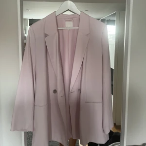 Kavaj - Säljer denna otroligt snygga rosa kavajen från hm. Används en gång och är i super fint sick. 