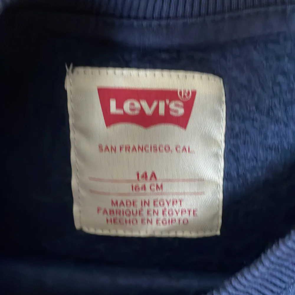 Hej!. Säljer denna Levis tröja eftersom att jag nästan aldrig använt den. Skick 9/10. Hör gärna av er vid intresse. Tröjor & Koftor.