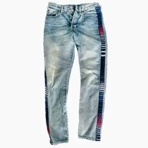 Levi’s jeans med coola detaljer på sidorna. Strl S