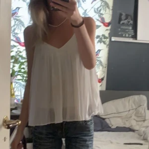 topp - plisserat linne, reglerbara band ❤️ strl m men passar xs-m beroende på hur man vill att den ska sitta, jag har strl xs-s i vanliga fall