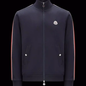 Moncler zip-up sweatshirt  - Säljer min Moncler zip-up tröja som är köpt i butik 2021. Bra skick. Skriv för äktahetsbevis.