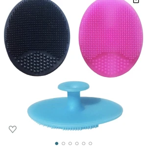 Silikon ansikts skrubb  - Funkar super bra att använd när du tvättar ansiktet och rengör på djupet, jag köpte en men kom ej till användning. Den är rosa FRAKT 16kr