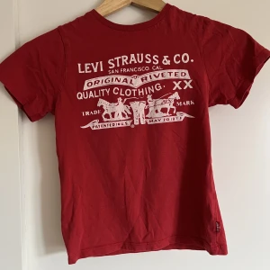 Levis baby tee - En eiktig levis baby tee, köpte för ungeför ett år sen och har tyvärr inte blivit använd så mycket. Den är fortfarande i bra kvalite och den sitter bra till lowwaist byxor.
