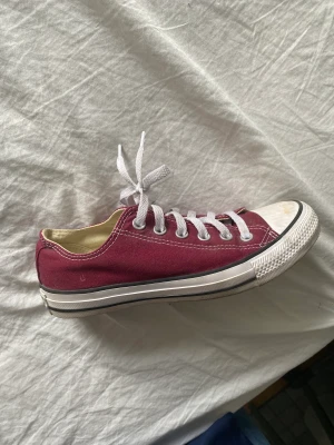 Vindröda Converse - Säljer mina vindröda Converse då dem är lite stora för mig. Knappast använda. Köpare står för frakt🩷