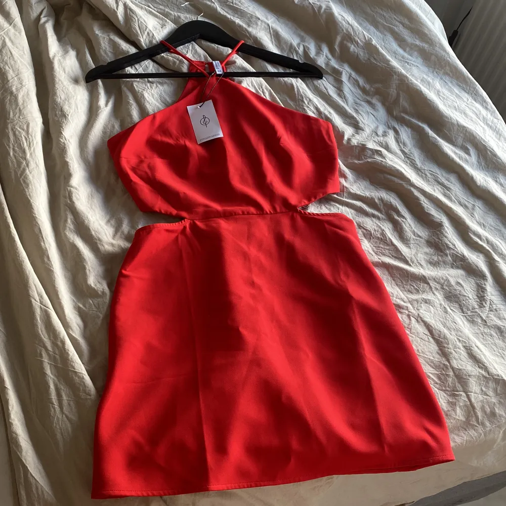 Hej, säljer nu en röd klänning i storlek M ifrån stradivarius som aldrig är använd sjukt fin med många detaljer , ej genomskinlig . Klänningar.