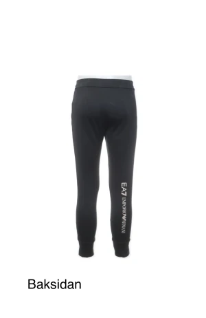 Emporio Armani Mjukisbyxor - Emporio Armani Mjukisbyxor, Strl: S , stl. 170/174 (14-16 år), Unisex i färgen svart, med Armani loggan i vit. Skick 8 av 10 kan mötas i Stockholm.