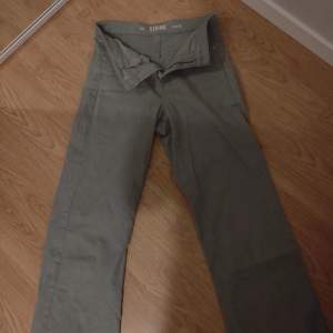Jeans i en jättefin militärgrön färg. Dom är korta i benen för mig som är 163 lång. Dom är använda kanske 4 gånger eftersom dom är så korta i benen vilket jag inte gillar. 