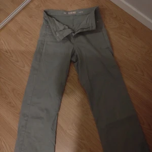 Jeans  - Jeans i en jättefin militärgrön färg. Dom är korta i benen för mig som är 163 lång. Dom är använda kanske 4 gånger eftersom dom är så korta i benen vilket jag inte gillar. 
