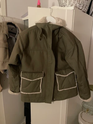 Höstjackan  - Militärgrön höst/vinterjacka från Hm med jättefina fickor, super skön, skriv för frågor 
