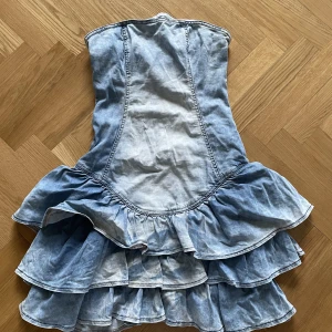 Jeansklänning - jättefin klänning men den var tyvärr för stor:(