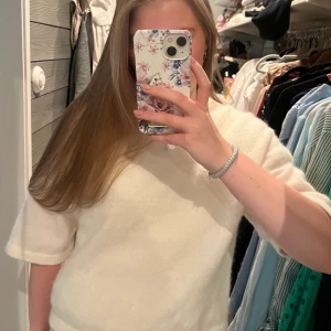 & other stories tröja  - Säljer denna sjukt snygga och populära tröjan från & other stories. Stickad och har trekvartslånga ärmar😍storlek xs men passar större!! Köpt för ca 650kr