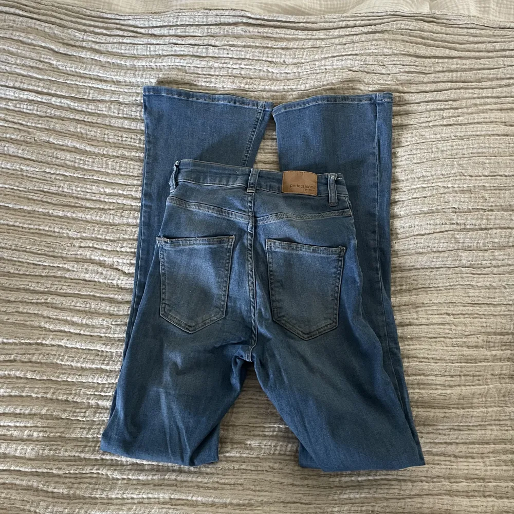 Säljer dessa bootcut jeans från gina tricot.  är en storlek S men är tyvärr något små för mig. är lagom långt för mig som är 166 cm och är low/mid waist 🩵 100 kr styck! . Jeans & Byxor.