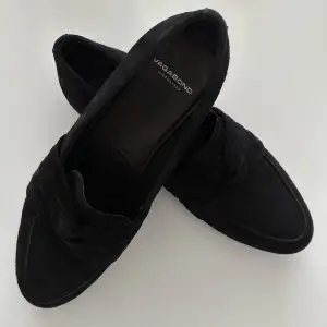 Supertrendiga skor i bra skick, endast använda en gång inomhus.🍂🌟🤎