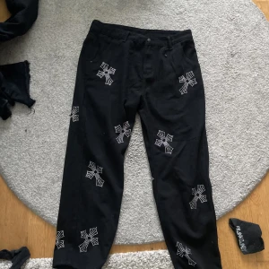 rhinestone med kors byxor - Ett par byxor ifrån emmiol med rhinestones