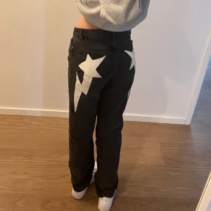 Baggy jeans me tryck - Säljer då jag inte använder dom längre. Trycket är målar med textilfärg så det flagnar inte bort. Bör tvättas försiktigt och helst för hand. Bra i längden på mig som är 161cm.   Pris kan sänkas lite vid snabb försäljning.