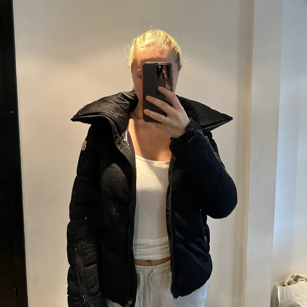 Säljer min jätte fina glittriga moncler jacka. Älskar denna men säljer pga att jag har två exaktlikadana i olika storlekar . Jätte bra skick, använd fåtal gånger. Nypris ca 13000. Takit.