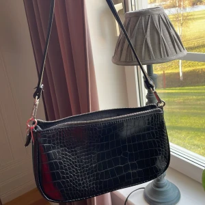 Svart handväska  - Säljer denna fina väskan då den inte kommer till användning💗 knappt använd och i jätte bra skick 