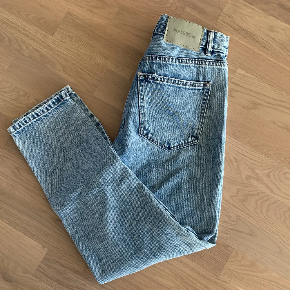 Jeans från pull and bear. Aldrig använda, nyskick. Mom jeans fit. . Jeans & Byxor.