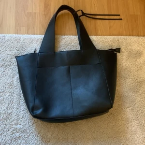 Stor väska🩷 - Stor väska som är bra till skolan🫶🏼 Säljer då jag inte använder den längre och för att jag har andra❤️ Använd men inga defekter.  Köptes för 400 förra året någon gång🫶🏼❤️ Kan tänka mig att gå ner ungefär 50 kr vid snabb affär🫶🏼