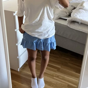 Blå volangkjol - Blå volangkjol från Gina tricot🫶 obs att jag har vikt upp kjolen på bilden💞