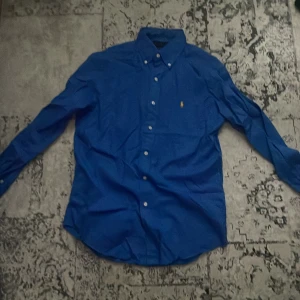 Ralph lauren skjorta - Det är en fin skjorta som är i väldigt bra skick. Knappast använd heller.😃