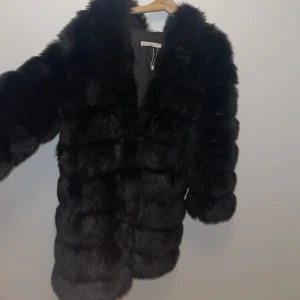Varm päls jacka - Varm och super skön pälsjacka med luva. Storlek xs men ändå lite oversized. Passar även som S.
