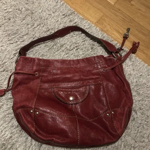 Fossil-väska  - Väskan är i bra skick. Bara fråga på om ni vill ah fler bilder❤️ Längd:40cm bredd:30cm. Pris går att diskuteras 